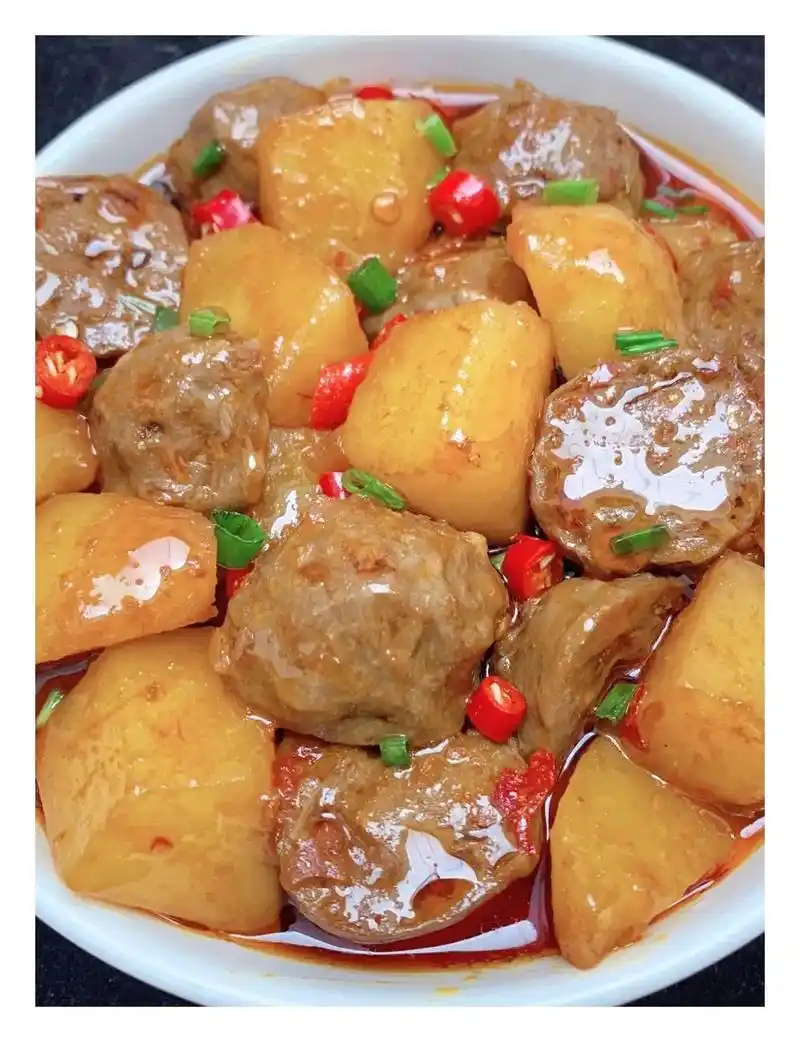 简单又快速的土豆烧牛肉丸,牛肉丸焦香脆嫩