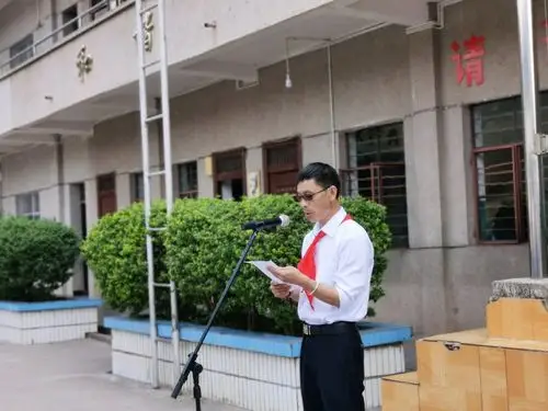 仪式一:校长张光俊宣读《学校师德建设承诺书》
