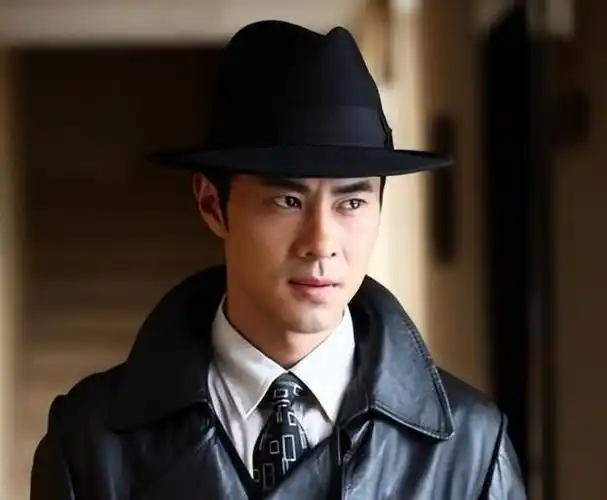 邵汶在上海戏剧学院的校友聂远年轻时就挺有名气的,到中年靠着《延禧