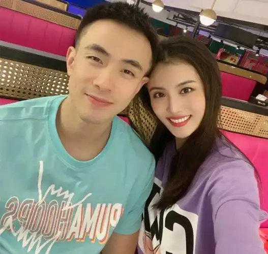 赵继伟庆祝26岁生日,晒与新婚妻子合影秀恩爱,身材颜值太美了!