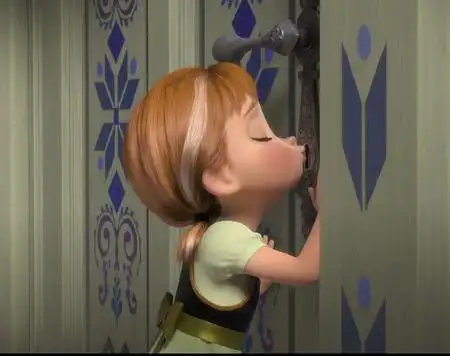 求冰雪奇缘安娜小时候厥嘴闭眼对着门孔唱歌的图片做头像