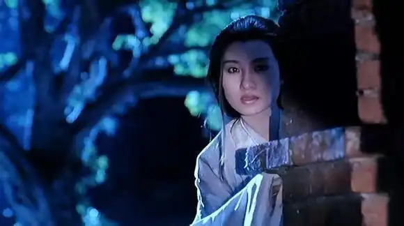 1985年《僵尸先生》扮演董小玉1.