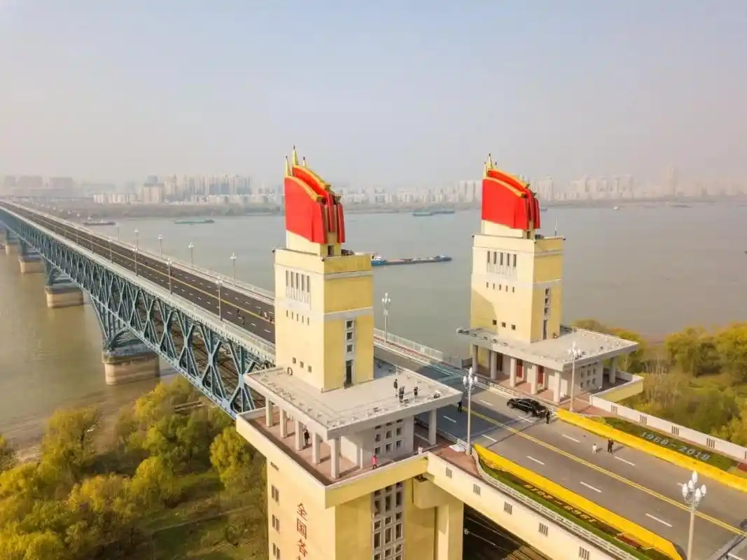 南京长江大桥建成后,许世友将军为何下令让118辆坦克压过去