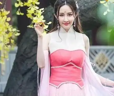 文梦洋出道多年一直不温不火,如今颜值飙升,凭魔鬼身材变网红