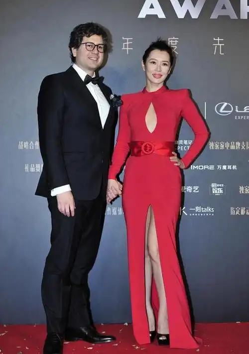 冷艳女神余男与名导相恋10年怀孕被甩靠性感征服2个男人