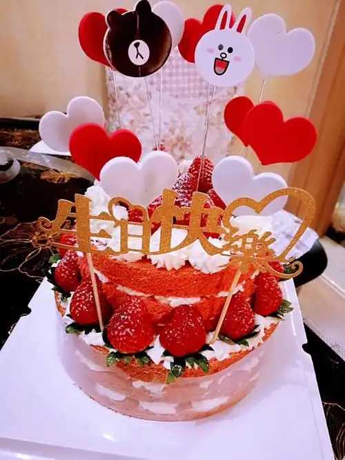 舅妈亲手制作的生日蛋糕
