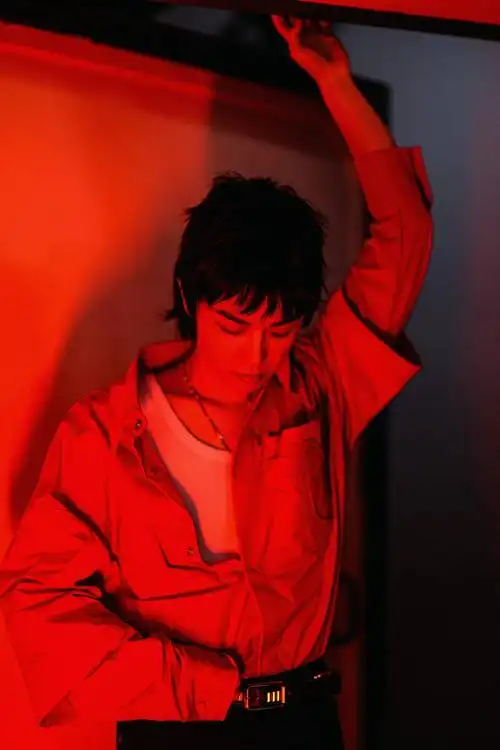 华晨宇炙热红衣帅气爆棚,现场作画惊喜满满,透露下半年音乐计划!