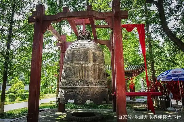 西安小雁塔景区的雁塔晨钟.