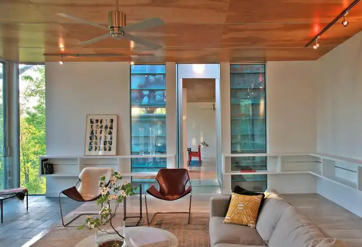 欧式别墅起居室蓝色透亮玻璃墙设计装修效果图