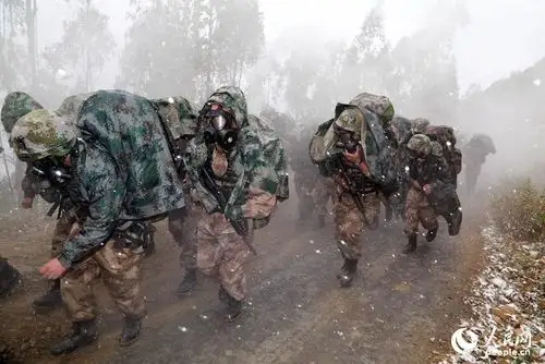 高清:14集团军冬季拉练徒步500公里穿越染毒地带