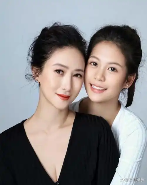 21岁已是"人间尤物",嫁给富豪后惨遭家暴,二婚嫁教练高龄产女