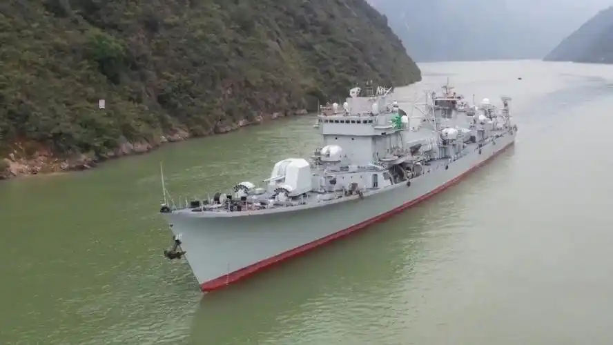 华龙网:       【#重庆人快来看军舰啦#  海军"166舰"已