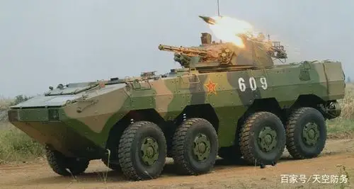 中国陆军zbl-08"雪豹"轮式步兵战车,完胜美国布莱德利步兵战车