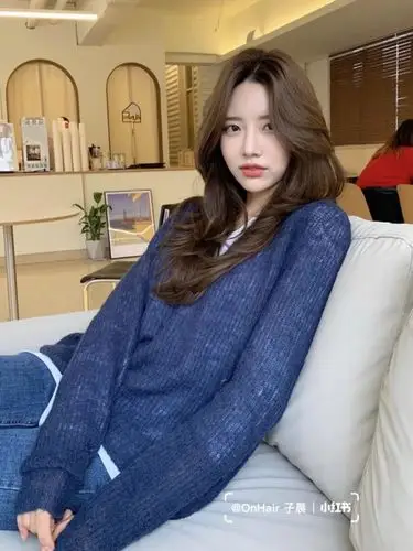 喜欢的小姐姐可以尝试这种生活化中又带点小高级感的发型,不经意间