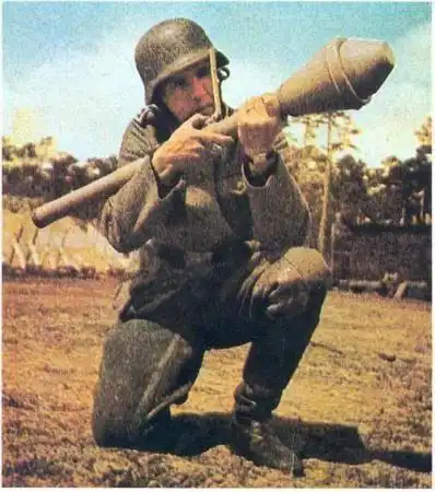 能击穿200毫米装甲德军猎杀坦克利器铁拳系列火箭筒发展史