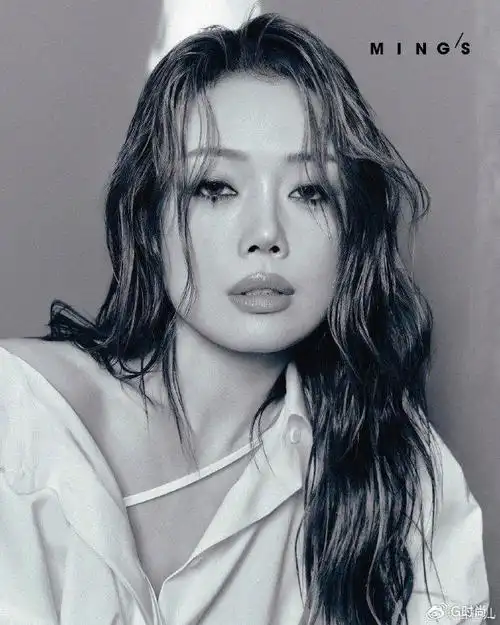 容祖儿再登杂志封面,秀白皙美背超性感,笑容甜美让人心动