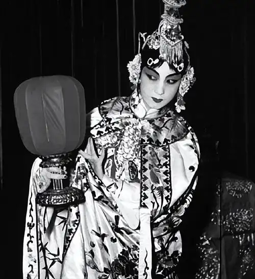 回顾京剧名家杜近芳身世凄苦丈夫早逝一人独过29年