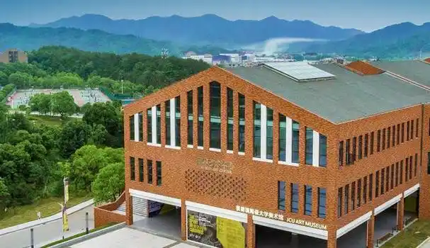 景德镇陶瓷大学位于江西省景德镇市,虽然学校只是一所普通的双非高校