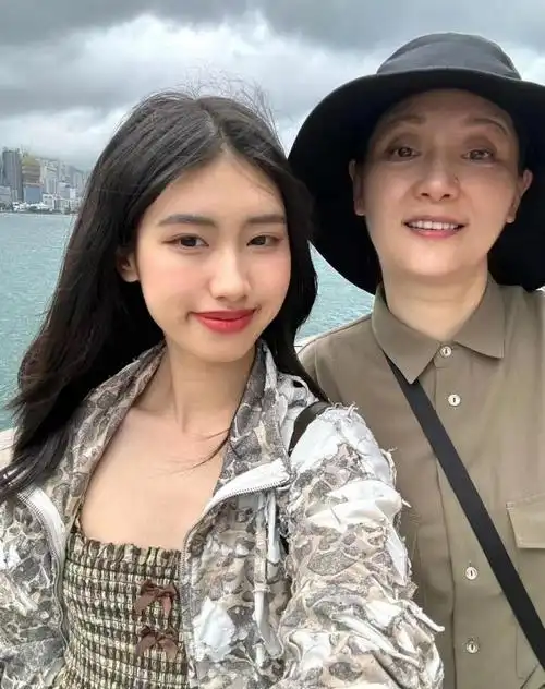 冯小刚为养女拍美照,大导演把女儿拍成一米五,徐朵:不好意思发