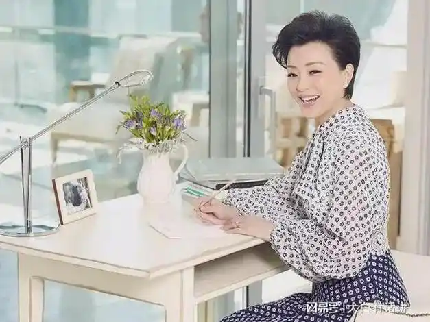 杨澜抛弃前夫惹争议直言与他早已无爱再在一起对彼此都不公正