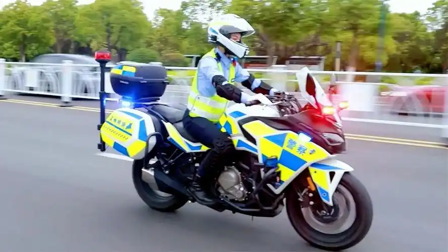 江苏盐城女骑警温柔劝导违规行为走红