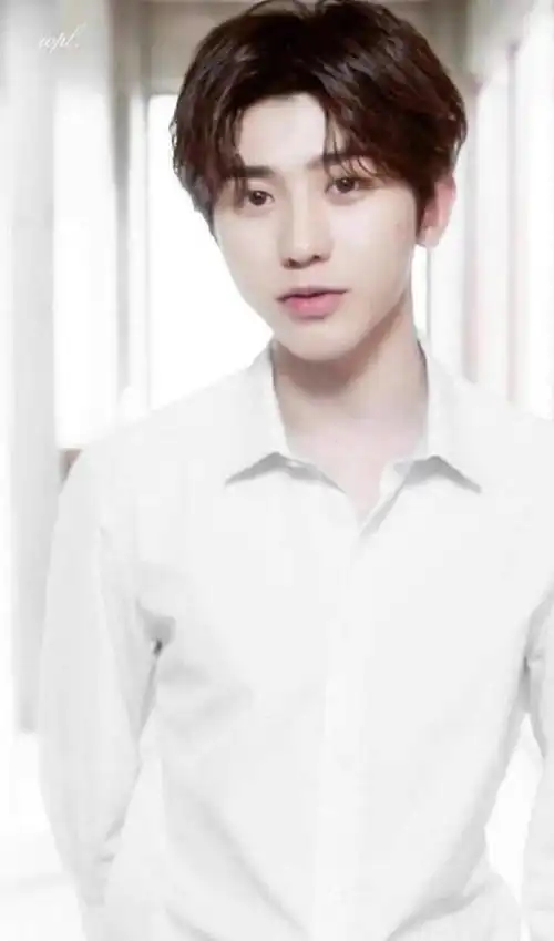 蔡徐坤的"百变"白衬衫