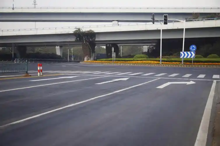 市区多个交叉路口采用抗车辙路面改造新工艺