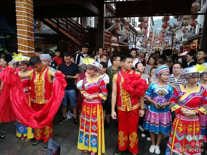 凸显土家"浪漫"的湖北恩施女儿会
