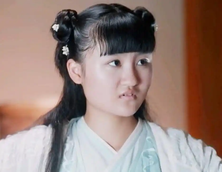 陆子艺个人资料:6岁被成龙抱着上春晚,却因长相被骂退圈出国,如今她长