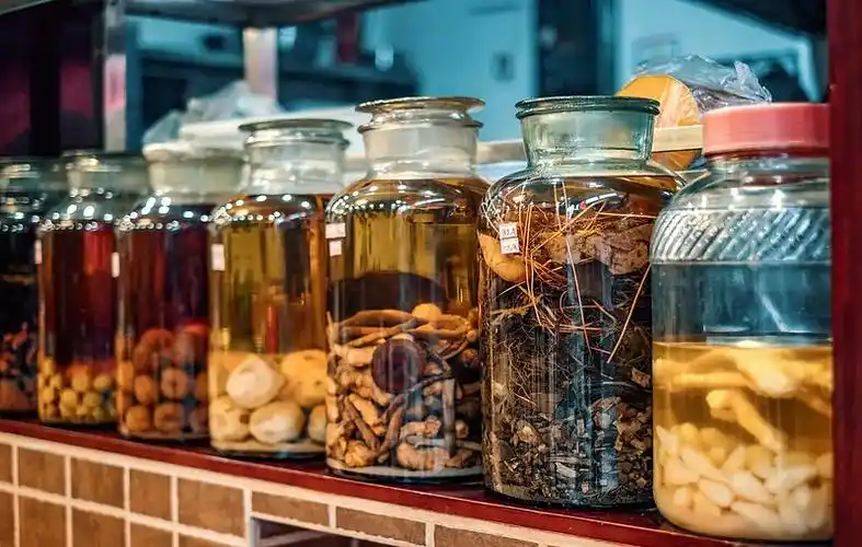 有高血压的人,喝药酒,对身体有益还是有害?