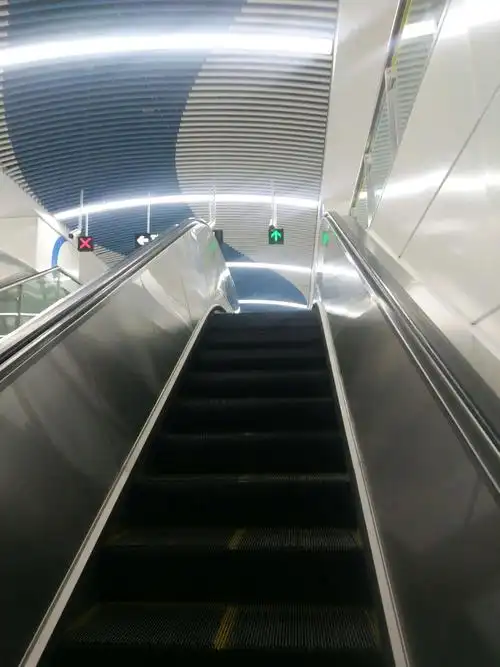 上下地铁的自动扶梯.