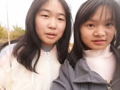 王茜和胡越两个活泼女孩子的合影……并嘱咐我一定要开美颜,可惜为师