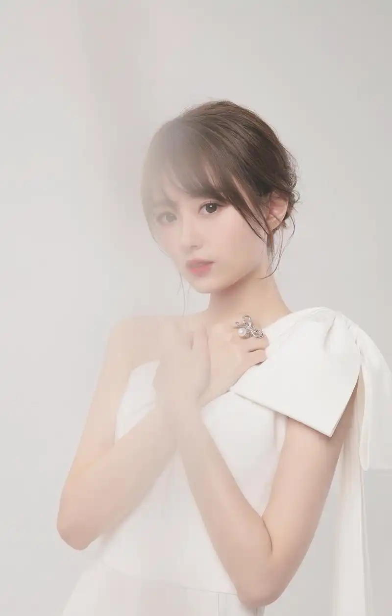 腾讯nba美女主播小七,肤白貌美,绝世容颜,球迷心中的"白月光"