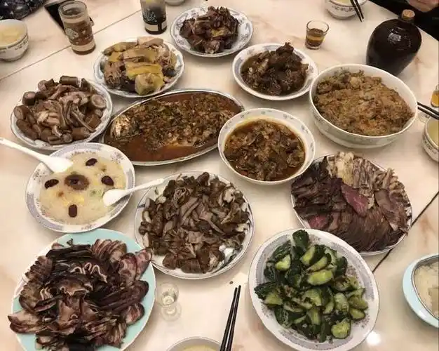 这桌尽是荤菜,就一个凉拌黄瓜是蔬菜,突然好想念青菜.