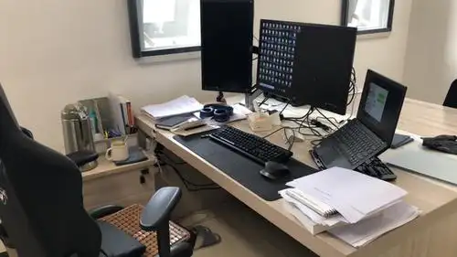 (马老师在学院办公室的工作场景 图源·马老师提供)