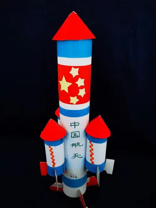 们领到了一个"特殊任务",寻找生活中我们学过的立体图形,进行创意拼搭