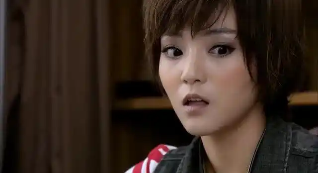 艾语找秘书调查小后妈,不料秘书是个电脑高手,分分钟发现大秘密