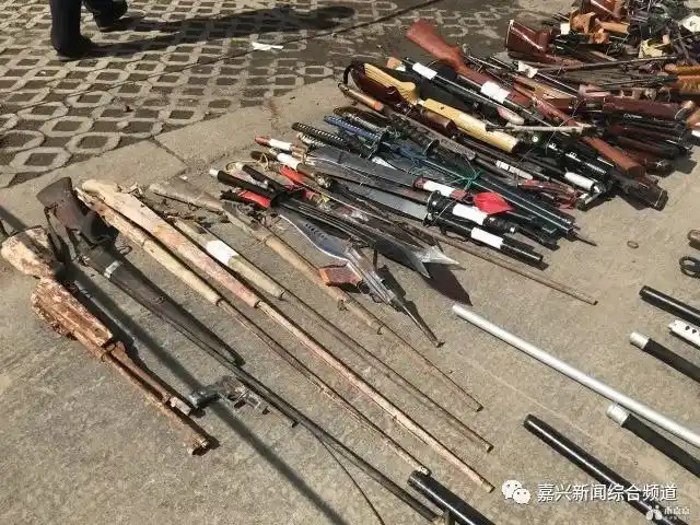 发现"军火库"!嘉兴这里铺了一地的枪支弹药要干啥?