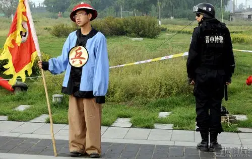 登录/注册后可查看大图 9月19日,平遥古城迎薰门广场一名身着古代士兵