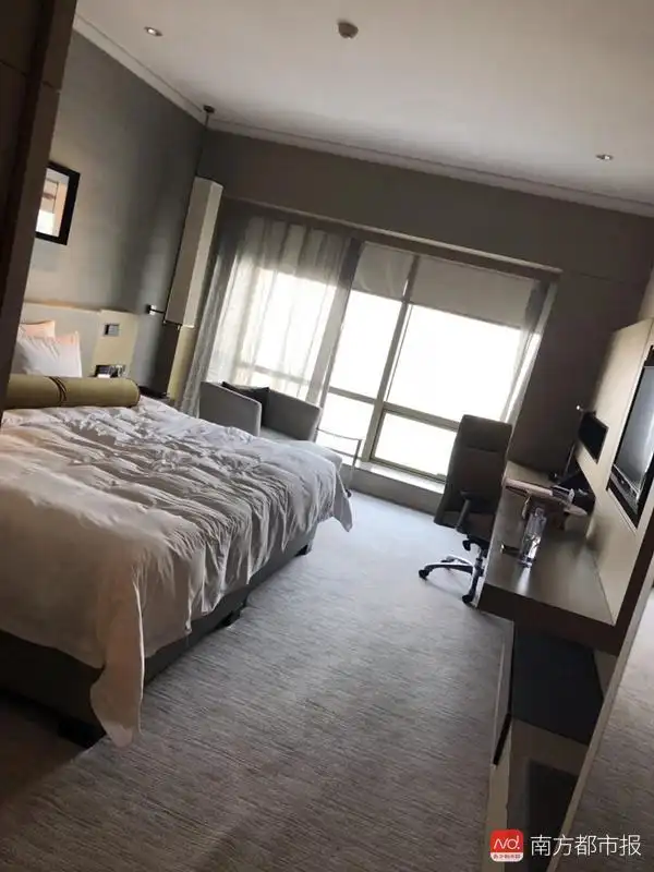 女子入住星级酒店 坐床上大腿被针扎出血