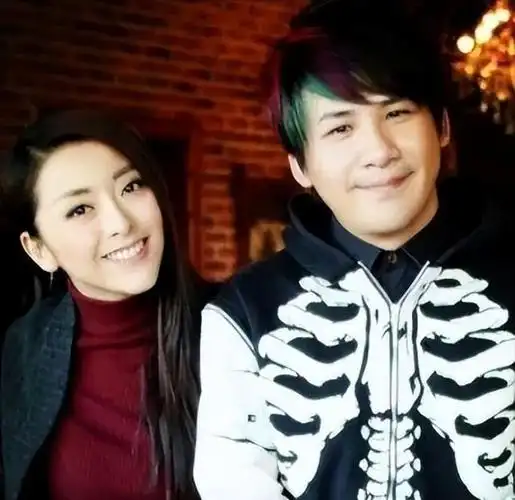 追大张伟被拒后黄小蕾转身与认识38天的富豪闪婚她选择对了吗