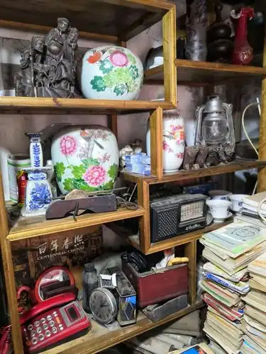 成都通锦桥新二村有个古旧物店,新二村是老百姓买菜买水果的菜市场