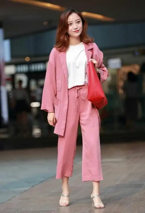 粉色裤子配什么颜色上衣好看,色卡大全图片(6种颜色搭配方法)