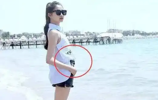 网上还有人给出了关晓彤所谓怀孕的照片,再加上关晓彤和鹿晗在一起