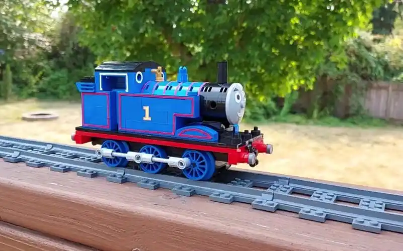 来吧,我们照着视频来搭一台乐高托马斯蒸汽小火车