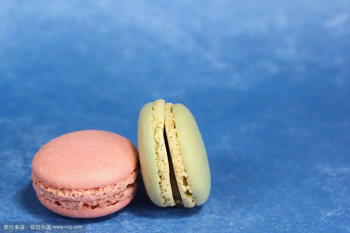 马卡龙或蓝色背景的马卡龙