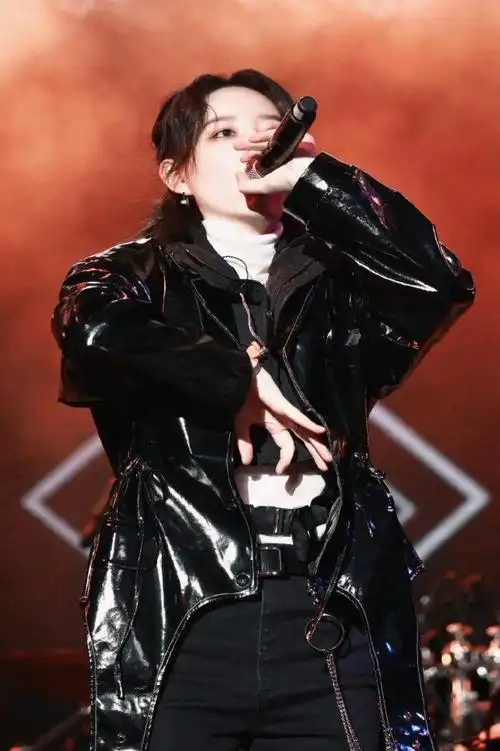 百变女王李斯丹妮快乐女声出道现用实力演绎乘风破浪