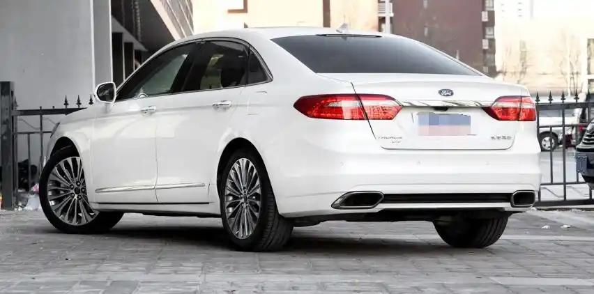 福特金牛座车尾设计的很时尚