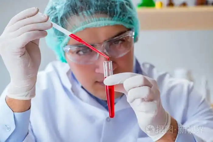 年轻的医生工作在实验室医院验血