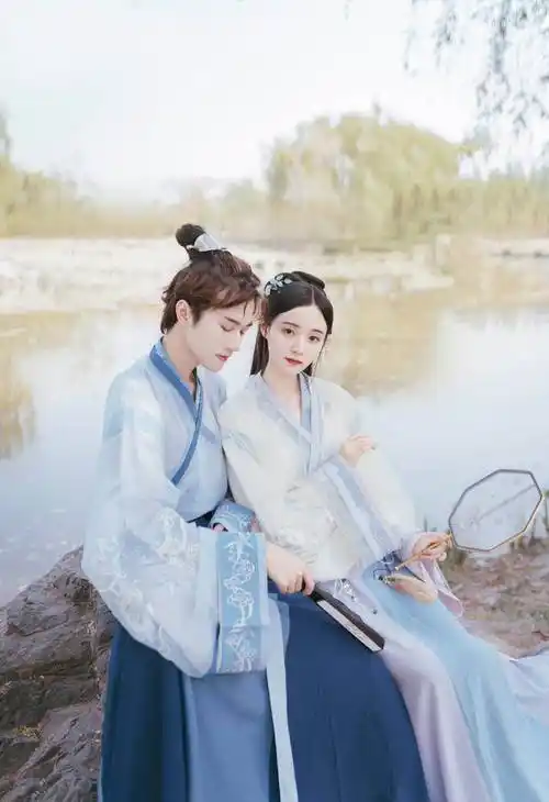 说如果你想要的风格更加帅气一些的话,可以选择这一款晋制情侣汉服